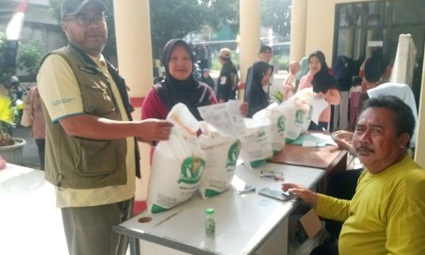 Sedikitnya 634 penerima manfaat dari Kelurahan Kalibaru Kota Depok mendapatkan bantuan pangan berupa beras, untuk periode Juni–Juli 2025, di Kantor Kelurahan Kalibaru, Kamis–Jumat, (7–8 Agustus 2025).  (Foto: Depok.go.id)