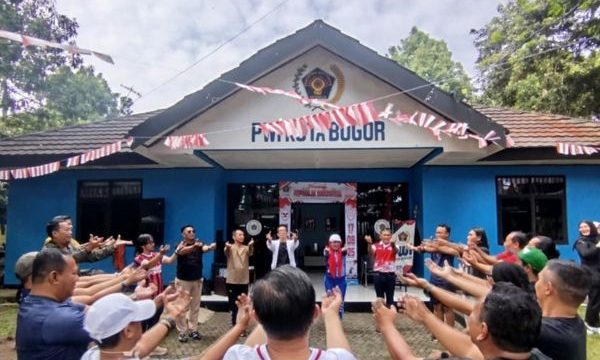 Anggota pwi kota bogor berfoto bersama usai Jumat Sehat. (Foto: Rizki)