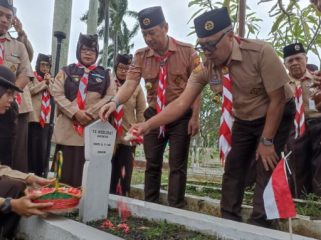 Sekdakot Bogor Denny Mulyadi tabur bunga di hari pramuka. (Foto: Kominfo Kota Bogor)