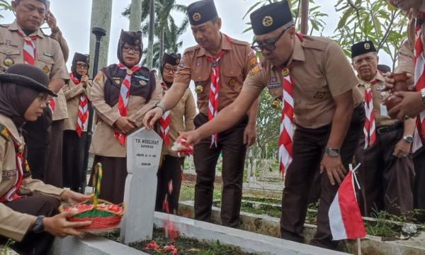 Sekdakot Bogor Denny Mulyadi tabur bunga di hari pramuka. (Foto: Kominfo Kota Bogor)