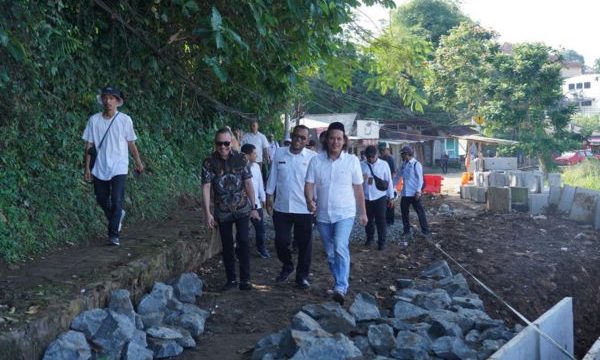 Badan Anggaran DPRD Kota Bogor sidak longsor batutulis.
(Foto: Humpro)