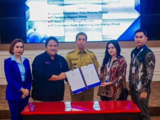 Wali Kota Bogor, Dedie A. Rachim, berfoto bersama usai menyaksikan penandatanganan Perjanjian Kerja Sama (PKS) Perumda Tirta Pakuan Kota Bogor dengan sejumlah mitra strategis di Paseban Sri Bima. (Foto: Kominfo Kota Bogor)