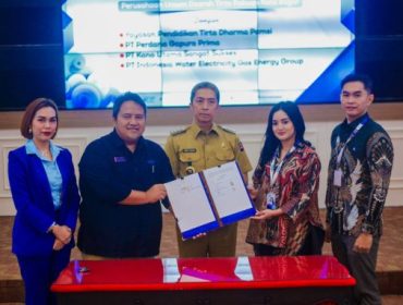 Wali Kota Bogor, Dedie A. Rachim, berfoto bersama usai menyaksikan penandatanganan Perjanjian Kerja Sama (PKS) Perumda Tirta Pakuan Kota Bogor dengan sejumlah mitra strategis di Paseban Sri Bima. (Foto: Kominfo Kota Bogor)