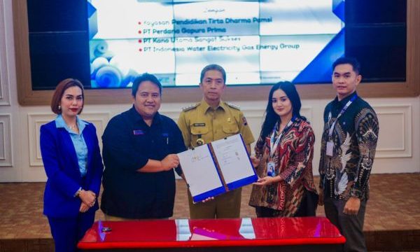 Wali Kota Bogor, Dedie A. Rachim, berfoto bersama usai menyaksikan penandatanganan Perjanjian Kerja Sama (PKS) Perumda Tirta Pakuan Kota Bogor dengan sejumlah mitra strategis di Paseban Sri Bima. (Foto: Kominfo Kota Bogor)