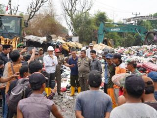 Wakil Bupati Bogor Jaro Ade berdialog dengan pekerja di TPAS Galuga. (Foto: Kominfo Kabupaten Bogor)