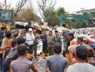 Wakil Bupati Bogor Jaro Ade berdialog dengan pekerja di TPAS Galuga. (Foto: Kominfo Kabupaten Bogor)