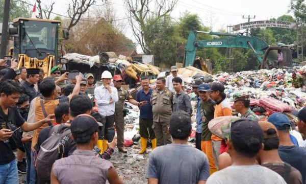 Wakil Bupati Bogor Jaro Ade berdialog dengan pekerja di TPAS Galuga. (Foto: Kominfo Kabupaten Bogor)
