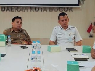 Ketua DPRD Kota Bogor Adityawarman membahas soal banjir di Pabuaran bersama Dinas PUPR. (Foto: Humpro Kota Bogor)