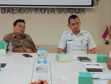 Ketua DPRD Kota Bogor Adityawarman membahas soal banjir di Pabuaran bersama Dinas PUPR. (Foto: Humpro Kota Bogor)