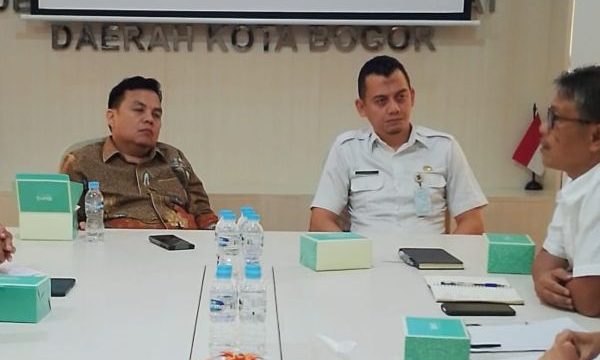 Ketua DPRD Kota Bogor Adityawarman membahas soal banjir di Pabuaran bersama Dinas PUPR. (Foto: Humpro Kota Bogor)