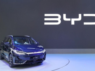 Pelanggan Indosat berkesempatan meraih grand prize berupa 4 unit Mobil Listrik  BYD M6 Standard, 4 unit Motor Listrik ALVA N3, 4 unit Samsung S25 Ultra 256GB, serta 4 unit  Apple Watch 10. BYD Motor Indonesia. Foto: BYD