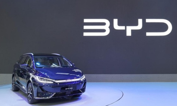 Pelanggan Indosat berkesempatan meraih grand prize berupa 4 unit Mobil Listrik  BYD M6 Standard, 4 unit Motor Listrik ALVA N3, 4 unit Samsung S25 Ultra 256GB, serta 4 unit  Apple Watch 10. BYD Motor Indonesia. Foto: BYD