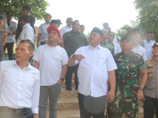 Bupati Bogor Rudy Susmanto meninjau atap SMKN1 Cileungsi yang ambruk. (Foto: bogorkita)