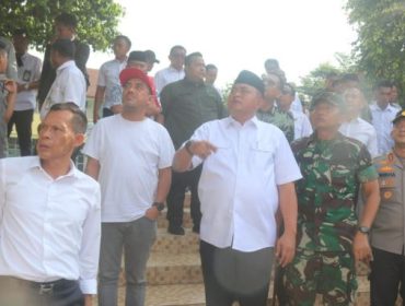 Bupati Bogor Rudy Susmanto meninjau atap SMKN1 Cileungsi yang ambruk. (Foto: bogorkita)