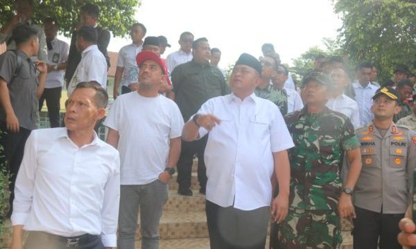 Bupati Bogor Rudy Susmanto meninjau atap SMKN1 Cileungsi yang ambruk. (Foto: bogorkita)