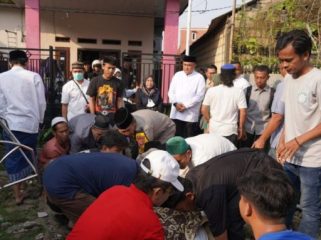 Bupati Bogor Rudy Susmanto mendatangi rumah korban meninggal dunia akibat ambruknya Majlis Tak'lim di Sukamakmur Bogor. (Foto: Kominfo Kab. Bogor)