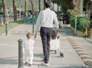 Daddy issue muncul akibat ketidakhadiran ayah secara emosional dan fisik. Kondisi ini berdampak pada rasa percaya diri dan relasi anak.(Dok. Unsplash/Zhen Yao)