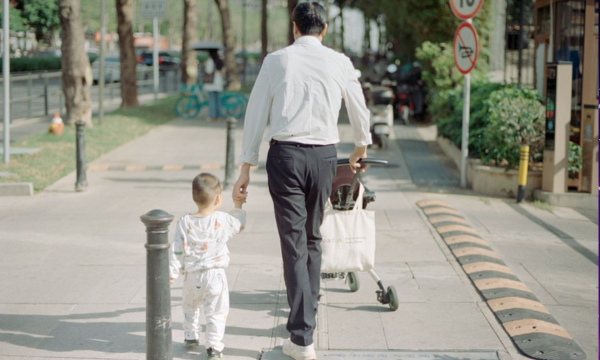 Daddy issue muncul akibat ketidakhadiran ayah secara emosional dan fisik. Kondisi ini berdampak pada rasa percaya diri dan relasi anak.(Dok. Unsplash/Zhen Yao)