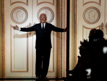 
Desainer Giorgio Armani menyapa hadirin di akhir fashion show Fall/Winter 2017/2018 Haute Couture di Paris, Perancis, pada Selas (4/7/2017). Armani meninggal di usia 91 tahun pada Kamis (4/9/2025).(Foto: AFP/PATRICK KOVARIK)