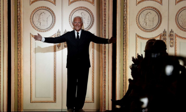 
Desainer Giorgio Armani menyapa hadirin di akhir fashion show Fall/Winter 2017/2018 Haute Couture di Paris, Perancis, pada Selas (4/7/2017). Armani meninggal di usia 91 tahun pada Kamis (4/9/2025).(Foto: AFP/PATRICK KOVARIK)