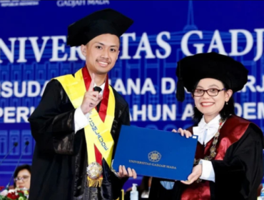 
Duiddo Imani Muhammad atau Oi, wisudawan termuda pada Wisuda Sarjana dan Sarjana Terapan Periode II UGM, Rabu (27/8/2025). Foto: Dok UGM