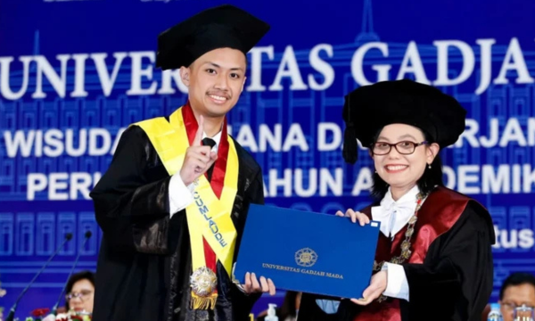 
Duiddo Imani Muhammad atau Oi, wisudawan termuda pada Wisuda Sarjana dan Sarjana Terapan Periode II UGM, Rabu (27/8/2025). Foto: Dok UGM