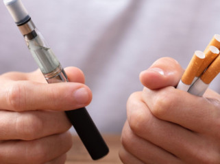 Ilustrasi rokok dan vape. Dokter paru Prof Allen Widysanto mengingatkan bahaya sisa asap rokok pada baju perokok yang bisa membahayakan bayi dan meningkatkan risiko kanker paru.(Foto: SHUTTERSTOCK/Andrey_Popov)