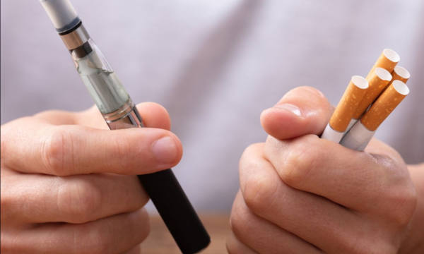Ilustrasi rokok dan vape. Dokter paru Prof Allen Widysanto mengingatkan bahaya sisa asap rokok pada baju perokok yang bisa membahayakan bayi dan meningkatkan risiko kanker paru.(Foto: SHUTTERSTOCK/Andrey_Popov)