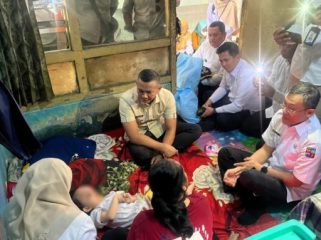 Wakil Wali Kota Bogor Jenal Mutaqin melihat langsung kondisi Z. (Foto: Kominfo Kota Bogor)
