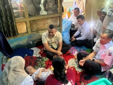 Wakil Wali Kota Bogor Jenal Mutaqin melihat langsung kondisi Z. (Foto: Kominfo Kota Bogor)