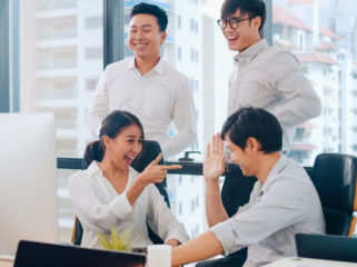 Job hugging, tren baru yang bisa hambat karier, begini tanda dan cara mengatasinya.(Foto: Freepik/tirachardz)