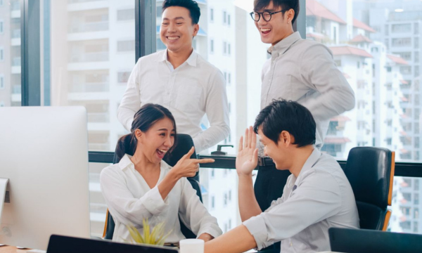 Job hugging, tren baru yang bisa hambat karier, begini tanda dan cara mengatasinya.(Foto: Freepik/tirachardz)
