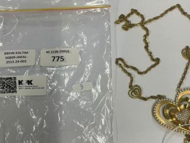 Kalung dengan liontin berbentuk hati termasuk barang lelang KPK 2025.(Foto: KPK)