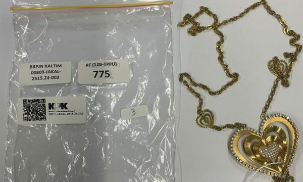 Kalung dengan liontin berbentuk hati termasuk barang lelang KPK 2025.(Foto: KPK)