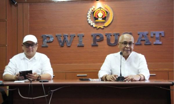 Ketua PWI Pusat Ahmad Munir dan Sekjen Zulmansyah Sakedang. (Foto: PWI Pusat)