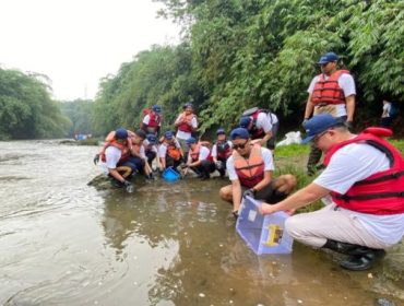 Komunitas Ciliwung Depok dan NTT Data Bersihkan Sungai Ciliwung dan tebar benih. (Foto: beritadepok.go.id)