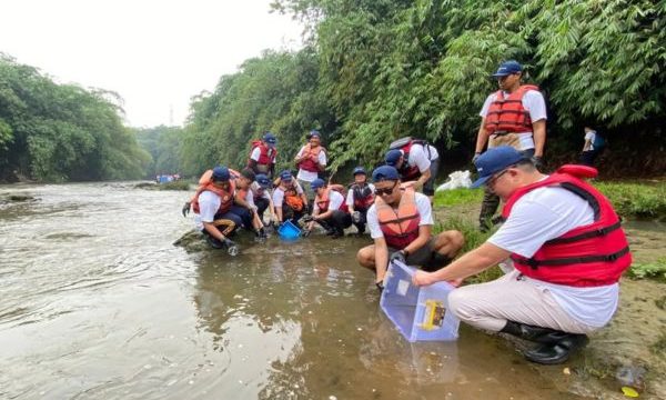 Komunitas Ciliwung Depok dan NTT Data Bersihkan Sungai Ciliwung dan tebar benih. (Foto: beritadepok.go.id)