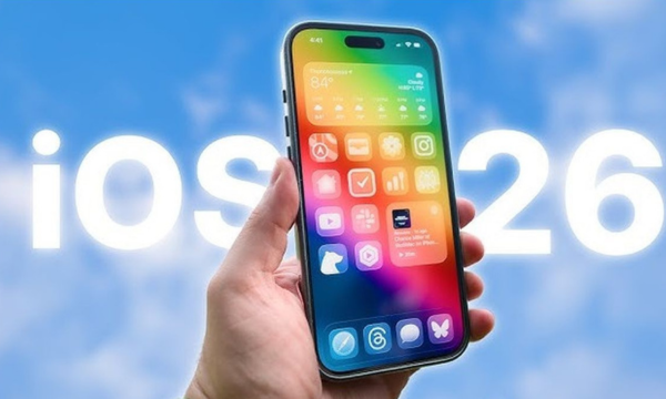 Lewat iOS 26, Apple akhirnya angkat bicara dengan penjelasan lebih gamblang soal alasan sebagian pengguna merasa baterai iPhone mereka jadi lebih cepat habis setelah update iOS terbaru. (Foto: YouTube/ Stephen Robles)