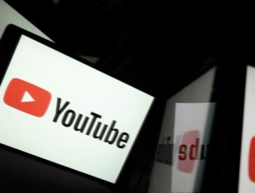 Logo YouTube dalam sebuah foto yang diambil di Toulouse pada 5 Oktober 2021.(Foto: AFP/LIONEL BONAVENTURE)