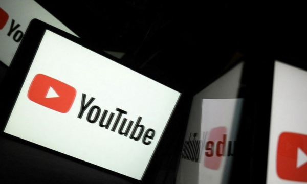 Logo YouTube dalam sebuah foto yang diambil di Toulouse pada 5 Oktober 2021.(Foto: AFP/LIONEL BONAVENTURE)