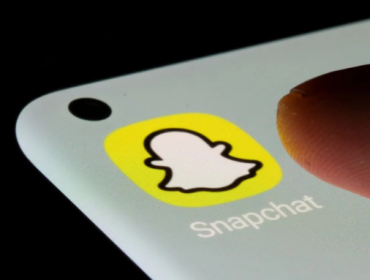
Logo aplikasi Snapchat di ponsel pintar. (REUTERS/Dado Ruvic/Illustration)