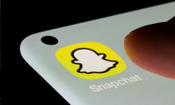
Logo aplikasi Snapchat di ponsel pintar. (REUTERS/Dado Ruvic/Illustration)