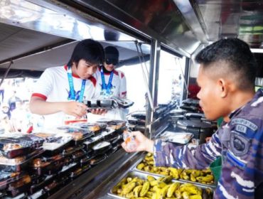 Pesta Rakyat HUT ke-80 TNI, sebanyak 15.000 porsi makan gratis dibagikan untuk masyarakat, Minggu (21/9/2025) (foto: puspen TNI)