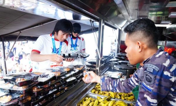 Pesta Rakyat HUT ke-80 TNI, sebanyak 15.000 porsi makan gratis dibagikan untuk masyarakat, Minggu (21/9/2025) (foto: puspen TNI)