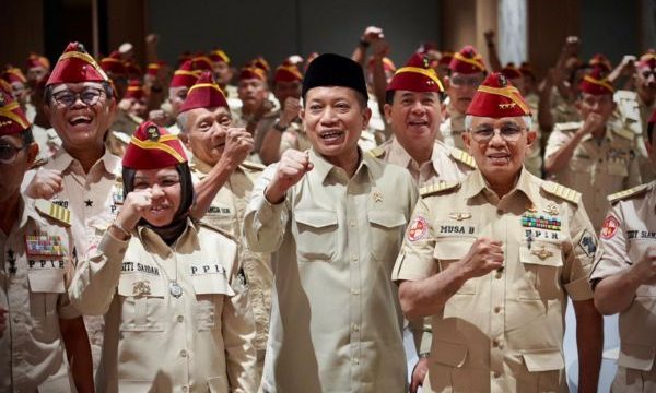 Menkop Feri Julianto bersama purnawirawan dan pejuang yang tergabung dalam Purnawirawan Pejuang Indonesia Raya (PPIR), di Sentul, Bogor, Jawa Barat, Minggu (21/9/2025). 
(Foto: panitia sosialisasi)