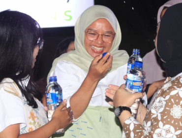 Seorang konsumen tampak antusias ketika membuka tutup botol AQUA berisi kode unik berhadiah dalam program spesial Minum AQUA Dapat Hadiah Miliaran. Melalui program ini, AQUA mengajak masyarakat untuk tetap terhidrasi sekaligus berkesempatan meraih hadiah langsung dengan total miliaran rupiah tanpa diundi.(Foto: istimewa)