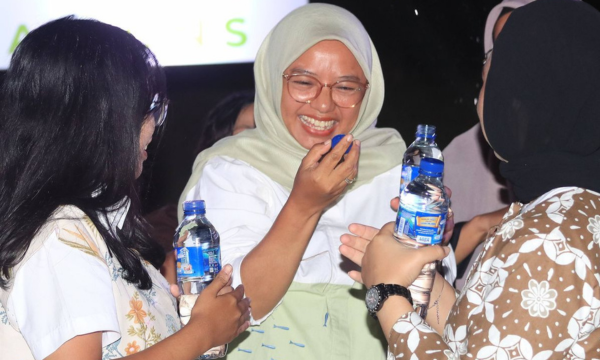 Seorang konsumen tampak antusias ketika membuka tutup botol AQUA berisi kode unik berhadiah dalam program spesial Minum AQUA Dapat Hadiah Miliaran. Melalui program ini, AQUA mengajak masyarakat untuk tetap terhidrasi sekaligus berkesempatan meraih hadiah langsung dengan total miliaran rupiah tanpa diundi.(Foto: istimewa)