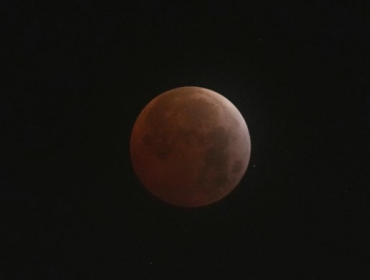 
Penampakkan gerhana bulan total. Foto: AP Photo/Natacha Pisarenko