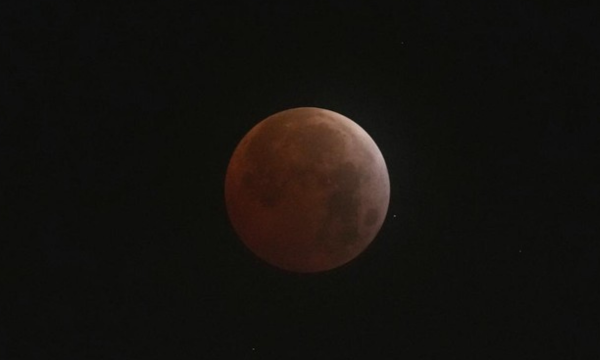
Penampakkan gerhana bulan total. Foto: AP Photo/Natacha Pisarenko
