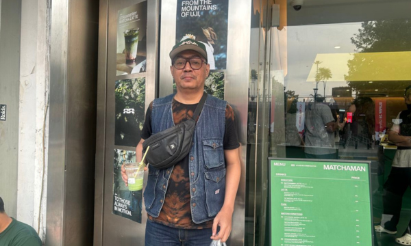 Pendiri jasa Gue Temenin Jalan Johanes David Gratias Pero (32) saat diwawancarai Kompas.com di Blok M, Jakarta Selatan, Rabu (24/9/2025).(Foto: KOMPAS.com/DEVI PATTRICIA )